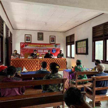 Penyerahan Bantuan Langsung Tunai (BLT) di Desa Baturiti Tahap I